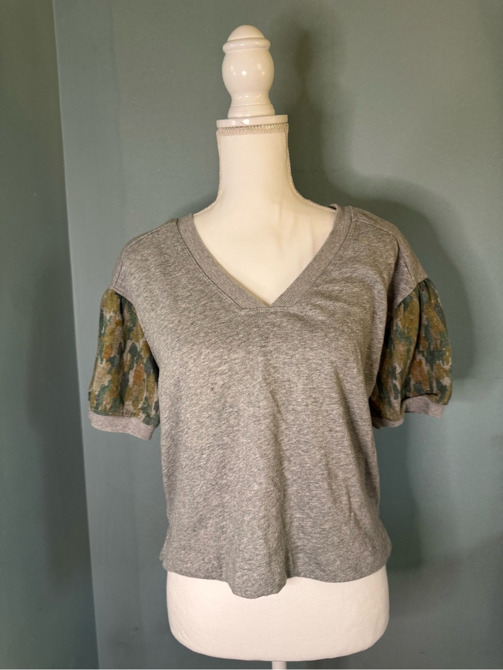 EUC Women's Gray V-Neck Top Short Sleeve Sweatshirt Floral Puff Sleeve Small